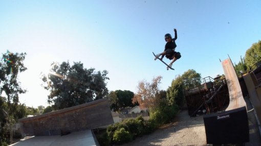 «Ты сможешь, Скай»: Тони Хоук учит 12-летнюю скейтбордистку кататься на огромной рампе