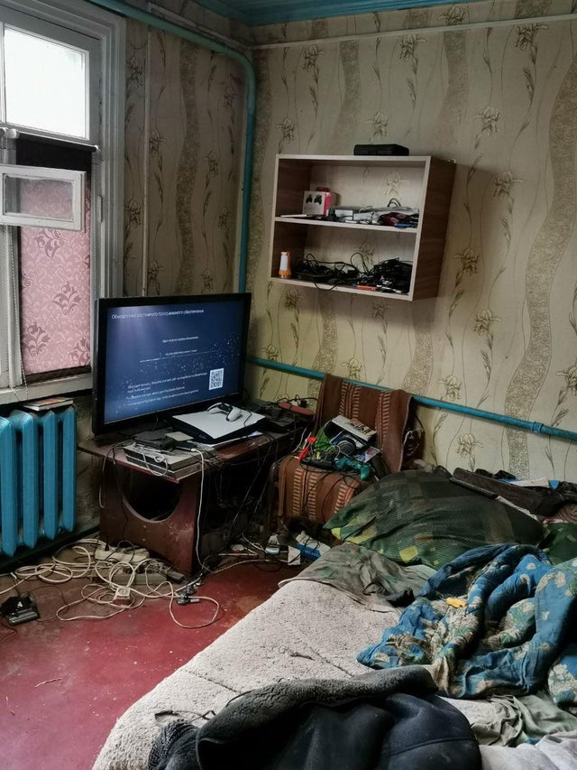 PS5 поставили в очень грязную российскую квартиру. Иностранцы хотят скинуться на веник | Канобу - Изображение 2918