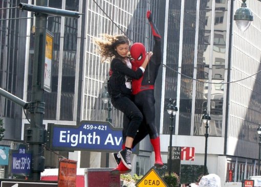 Том Холланд и Зендая летают по Нью-Йорку на новых фото со съемок «Человека-паука: Вдали от дома»