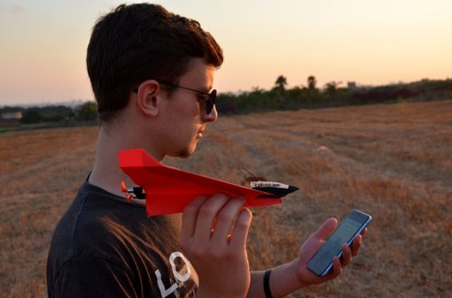 Назад в детство по-новому: комплект бумажных самолетов PowerUp 4.0 управляется со смартфона